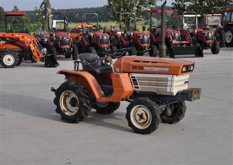 Zdjęcie rzędu różnych japońskich mini traktorków