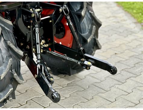 Infografika przedstawiająca różne akcesoria do małych traktorów