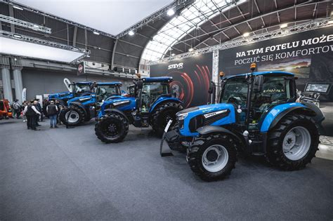 zdjęcie stoiska marki Tauros na Agrotech, z widoczną serią HX50