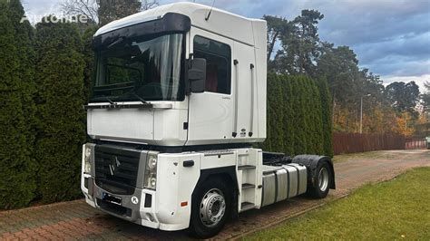 Zdjęcie przedstawiające ciągnik siodłowy Renault Premium na tle bazy logistycznej.