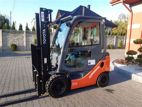 Zdjęcie przedstawiające wózek widłowy prawidłowo zabezpieczony pasami transportowymi na lawecie