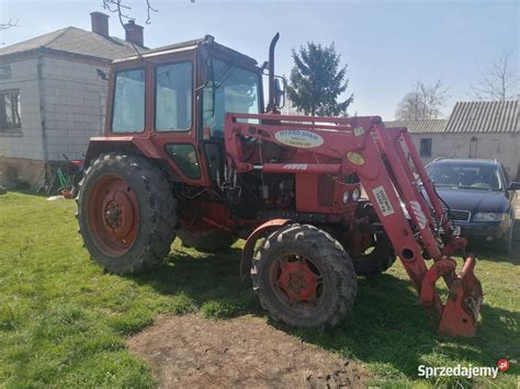 Ciągnik MTZ-82 z zamontowanym ładowaczem czołowym podczas pracy