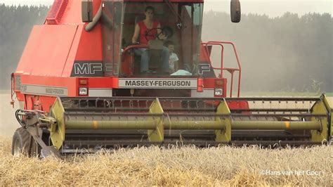 zdjęcie wnętrza kabiny kombajnu Massey Ferguson 31XP z panelem sterowania