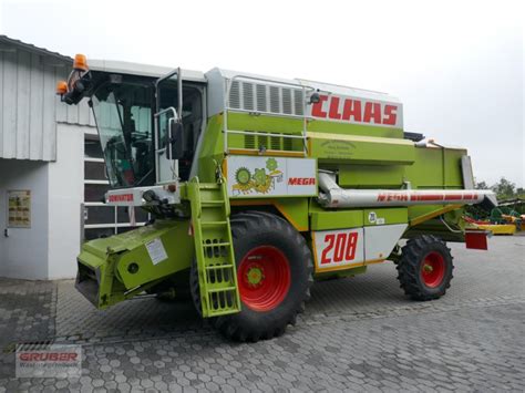 Tematyczne zdjęcie kombajnu zbożowego Claas Dominator 208 pracującego na polu