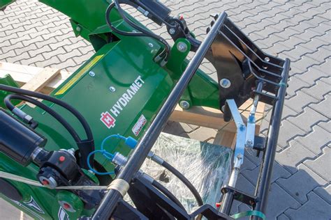 Thematic photo of a Hydramet Xtreme 1 front loader mounted on an agricultural tractor