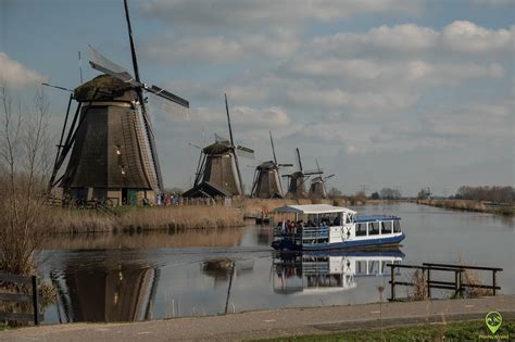 Infografika przedstawiająca działanie wiatraków i kanałów w Kinderdijk