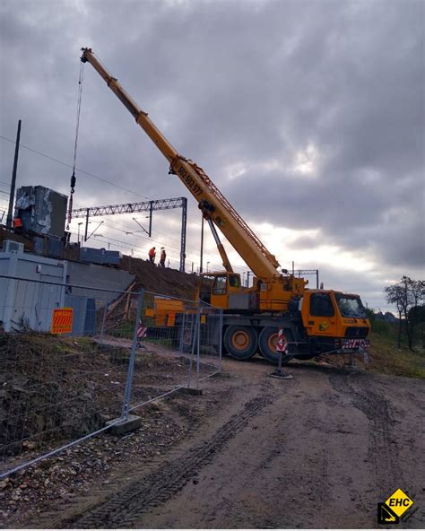 Współczesny żuraw samojezdny na placu budowy w Płocku
