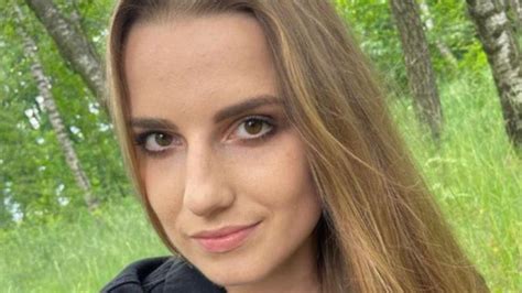 Zdjęcie salonu ekspozycyjnego firmy Krysiak z różnorodnym sprzętem ogrodniczym