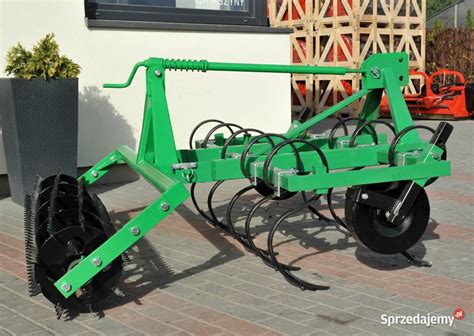 zdjęcie poglądowe kultywatora dłutowego marki Lemken podczas pracy w polu