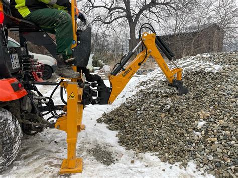 Ładowarka z zamontowaną łyżką mieszającą do betonu