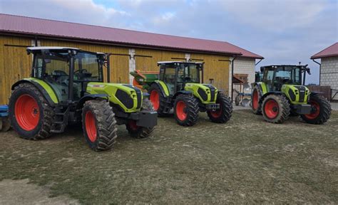 Zdjęcie przedstawiające serię ciągników Claas Atos w polu