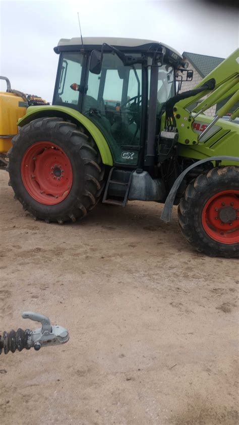 Ciągnik Claas Atos z zamontowanym przednim TUZ-em i ładowaczem czołowym