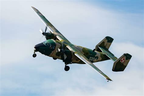 Ciągnik rolniczy holujący samolot PZL M-28 Bryza