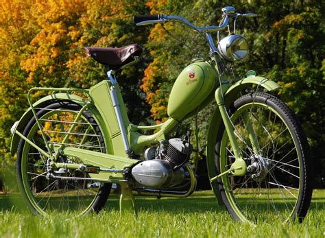 Infografika przedstawiająca ewolucję modeli motorowerów Simson od SR1 do S51