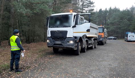 zdjęcie ciężarówek lub wywrotek na terenie kopalni PBI