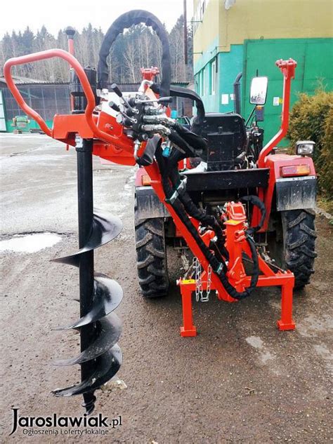 Wiertnica hydrauliczna podłączona do ciągnika
