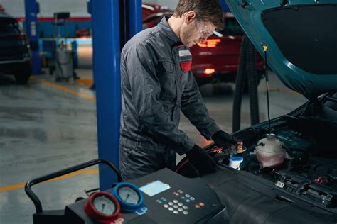 mechanik wykonujący diagnostykę silnika ciągnika