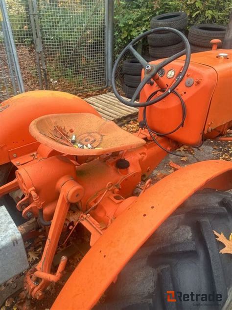 Stary traktor Allis Chalmers z zestawem narzędzi