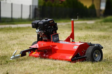Zdjęcie przedstawiające kosiarkę bijakową w akcji na trudnym terenie