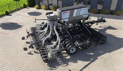 zdjęcie najnowszego modelu siewnika Agro-Tom SPH 6.0