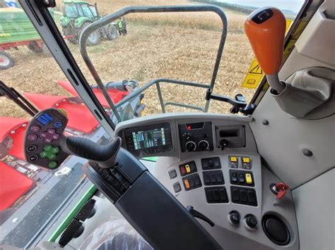 Dotykowy ekran komputera pokładowego w kabinie Deutz-Fahr C6305 TS
