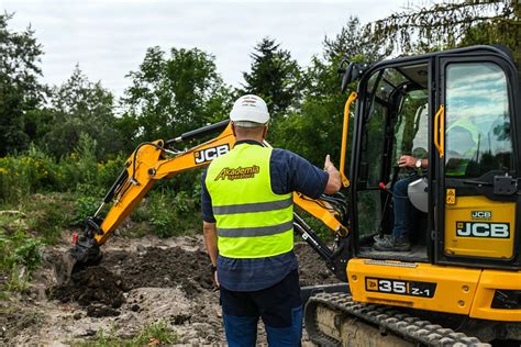 zdjęcie pulpitu operatora koparki Yanmar B18 z widocznymi kontrolkami