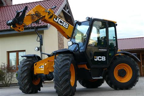 Przykładowa strona z katalogu maszyn JCB z parametrami technicznymi, np. Obciążenie liniowe 11.9-12.3 kg/cm, Siła odśrodkowa 23.6 - 41.1 kN