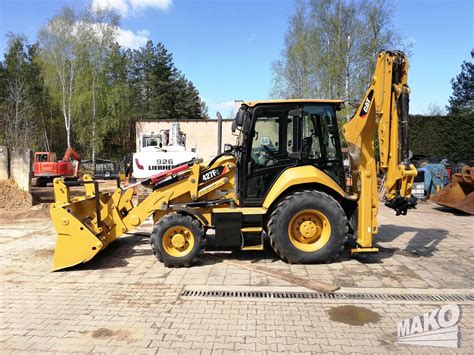 Zdjęcie przedstawiające nowoczesną koparko-ładowarkę Caterpillar