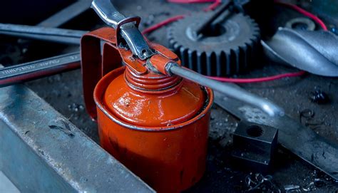 Butelki z olejami silnikowymi i hydraulicznymi dla maszyn rolniczych