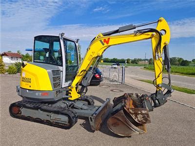 Szybkozłącze Easy Lock i Powertilt w minikoparce Wacker Neuson