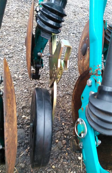 zdjęcie porównawcze redlic stopkowych i talerzowych siewnika rolniczego