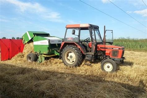 Zdjęcie ciągnika Belarus pracującego w polu