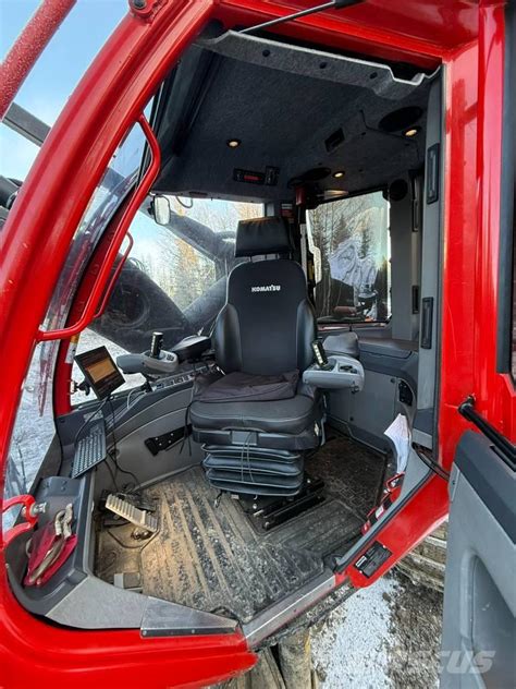 Wnętrze kabiny operatora Komatsu 901