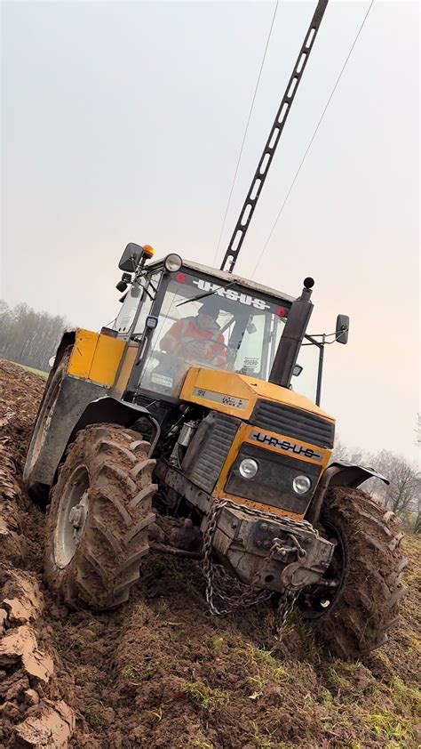 zdjęcie traktora gąsienicowego JCB w akcji