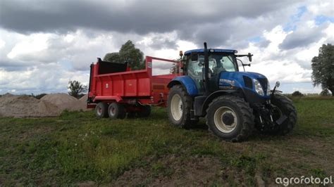 zdjęcie ciągnika New Holland z rozrzutnikiem obornika