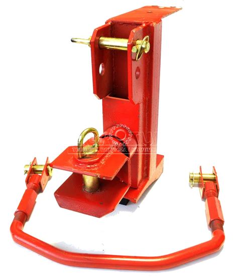 Schemat porównujący fabryczny zaczep T-25 z potrzebami nowoczesnego rolnictwa