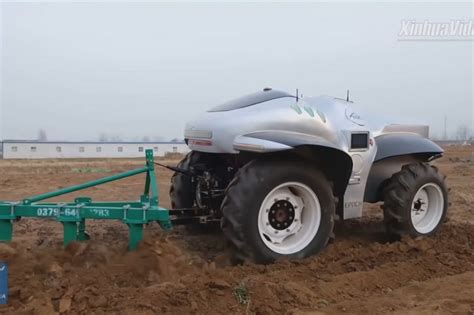 Zdjęcie autonomicznego ciągnika Yanmar w pracy