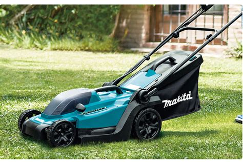 zdjęcie kosiarki Makita ELM4612 w akcji na trawniku