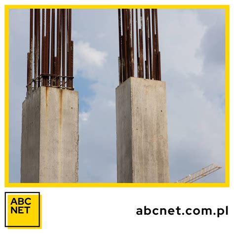 Schematyczny przekrój przez beton zbrojony pokazujący rozmieszczenie prętów stalowych.