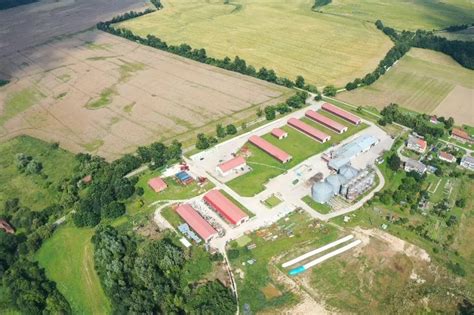 Widok z góry na małe gospodarstwo rolne z maszynami