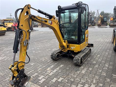 Minikoparka Cat 301.8 z obrotową głowicą Powertilt w akcji