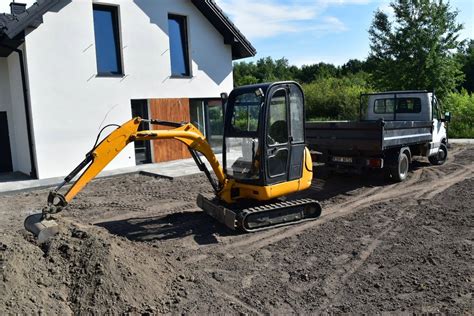 Minikoparka wykonująca precyzyjny wykop pod fundamenty