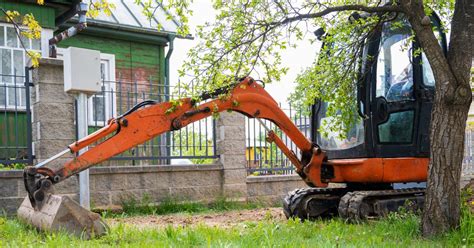 Operator minikoparki precyzyjnie wykonujący pracę w trudnych warunkach
