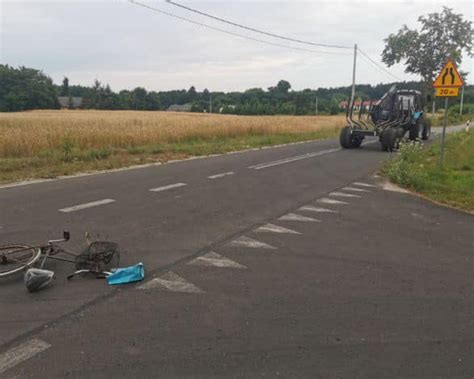 Ciągnik rolniczy z maszyną na drodze publicznej