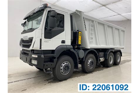 zdjęcie poglądowe Iveco Trakker 8x4 z wywrotką i żurawiem hydraulicznym HDS