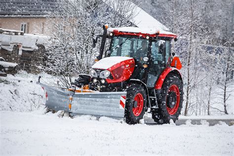 Zdjęcie ciągnika Zetor Proxima CL 100 pracującego zimą