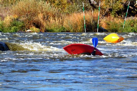 Ilustracja pokazująca prawidłową i nieprawidłową postawę podczas wsiadania do kajaka