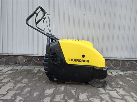 Profesjonalna zamiatarka spalinowa Karcher KM 100/100R Honda w akcji na otwartej przestrzeni
