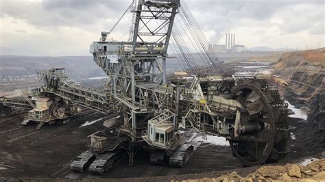 Porównanie rozmiarów gigantycznych maszyn budowlanych, np. Bagger 288 i Terex Titan