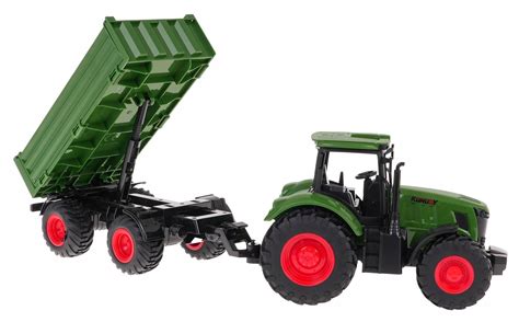 Traktor Dzik z podłączoną przyczepą